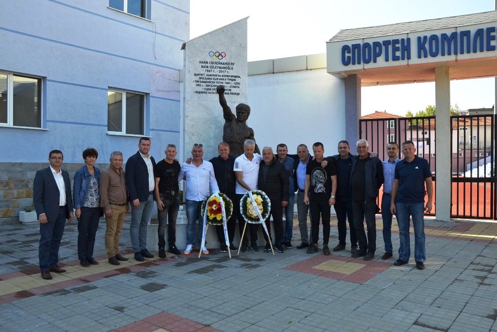 Futbol Veteranları, Naim Süleymanoğlu’nun Anıtına çelenk Koydular - BG ...